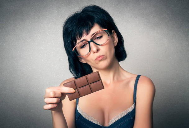 Όμορφη γυναίκα τρώει σοκολάτα - Φωτογραφία, εικόνα