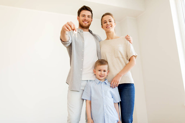 happy family with key moving to new home - Fotografie, Obrázek