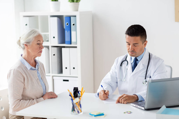 woman and doctor with prescription at clinic - Foto, Bild