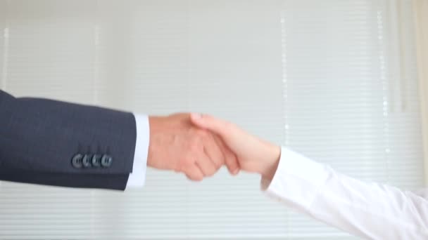 Výměna informací na podnikání, muž a žena potřást rukou. 4k, pomalý pohyb - Záběry, video