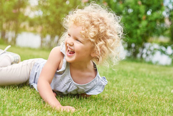 Чарівна маленька дівчинка розважається в парку
 - Фото, зображення