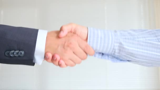 Egy üzleti kézfogás. Két férfi kezet. 4k, lassú mozgás - Felvétel, videó