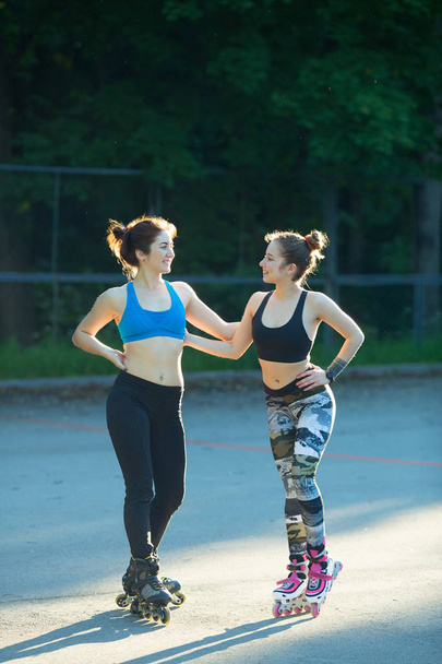 две молодые девушки в спортивных костюмах
 - Фото, изображение