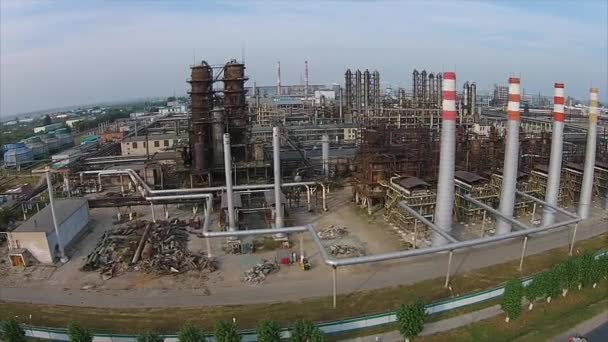 Luftaufnahme des industriellen chemischen Komplexes innerhalb der Stadt - Filmmaterial, Video