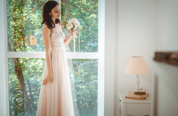 Beautiful woman with fancy wedding dress make preparations for t - Foto, Bild