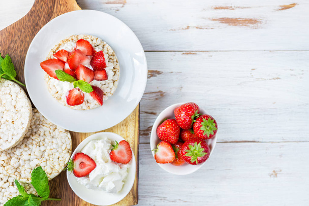 Healthy Snack from Rice Cakes with Ricotta and Strawberries - Foto, Imagem