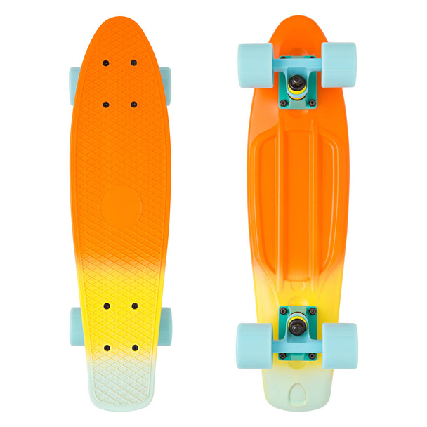veelkleurige skateboard op geïsoleerde witte achtergrond - Foto, afbeelding