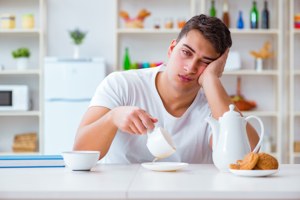 Muž usíná během snídaně po práci přesčas - Fotografie, Obrázek