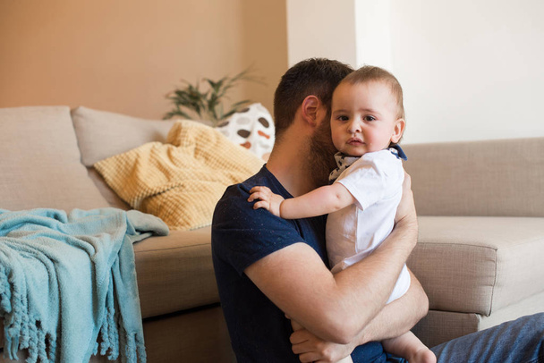 padre reconfortante llorando bebé
 - Foto, Imagen