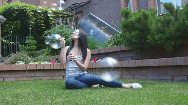 Chica infla jabón-burbujas en el jardín
 - Metraje, vídeo