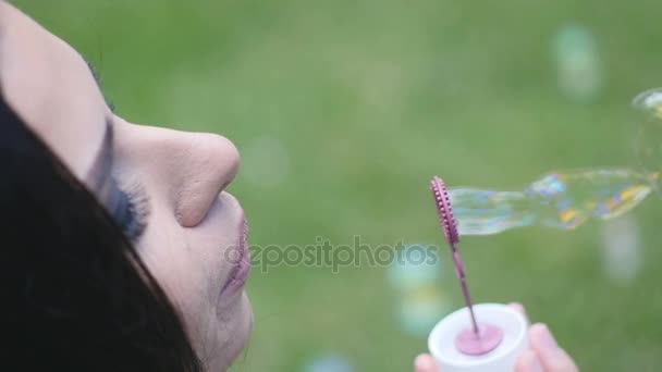 Dívka nafoukne mýdlové bubliny - Záběry, video