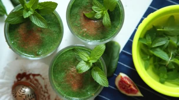 Πράσινα smoothies με φύλλα φρέσκου δυόσμου - Πλάνα, βίντεο