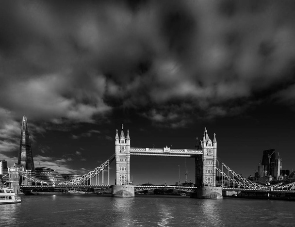 Мост знаменитой башни
  - Фото, изображение