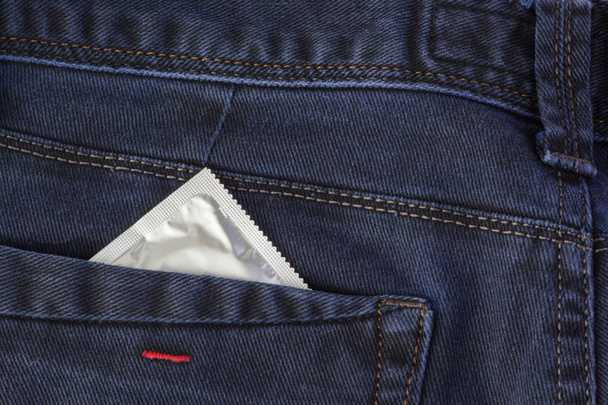 Prezervatif mavi kot pantolon cebinde. Prezervatif - Fotoğraf, Görsel