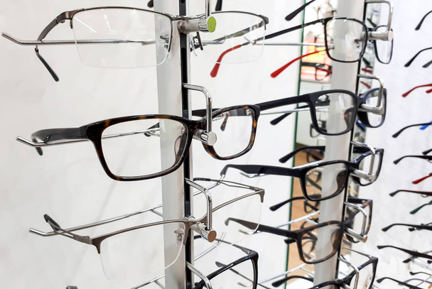 Барвисті окуляри на полиці
 - Фото, зображення