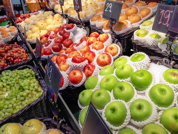 Meyve durak oluşan üzüm, elma, armut Çince süpermarkette - Fotoğraf, Görsel