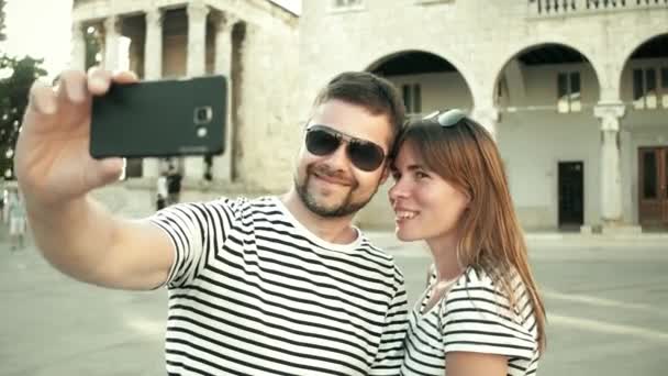 Young happy couple making selfie on vacation - Filmati, video