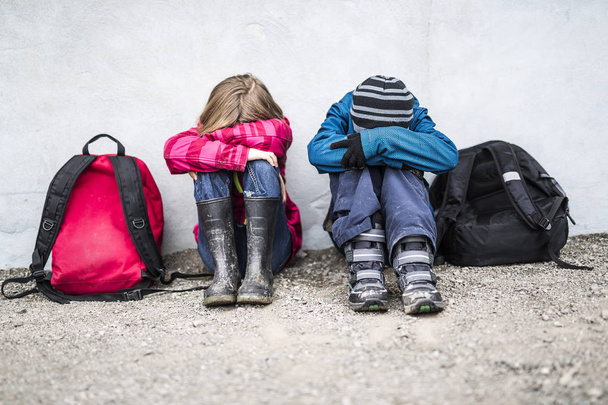 Dos niños preadolescentes en la escuela fuera
 - Foto, Imagen