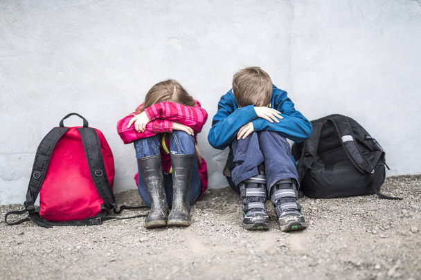 Dos niños preadolescentes en la escuela fuera
 - Foto, imagen