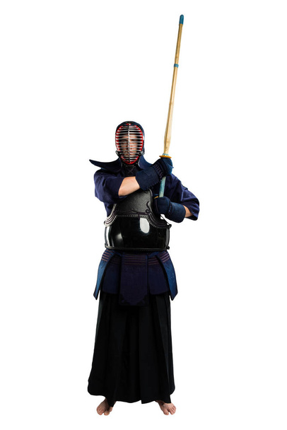 Männchen in der Tradition Kendo Rüstung mit Schwert. - Foto, Bild