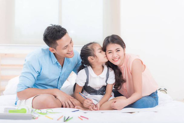 Mutlu Asya aile portresi. - Fotoğraf, Görsel