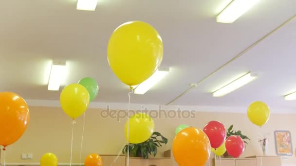 Värikkäitä ilmapalloja toimisto- tai kouluhuoneessa
 - Materiaali, video
