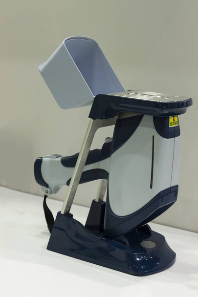 Uno spettrometro portatile per l'analisi chimica dei metalli
 - Foto, immagini