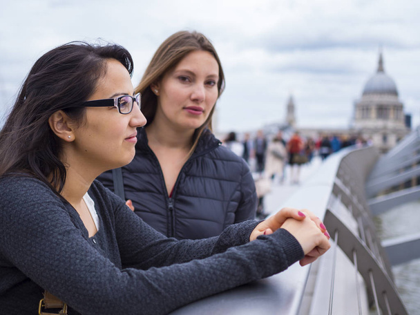 Two girls on a sightseeing trip to London - Foto, afbeelding