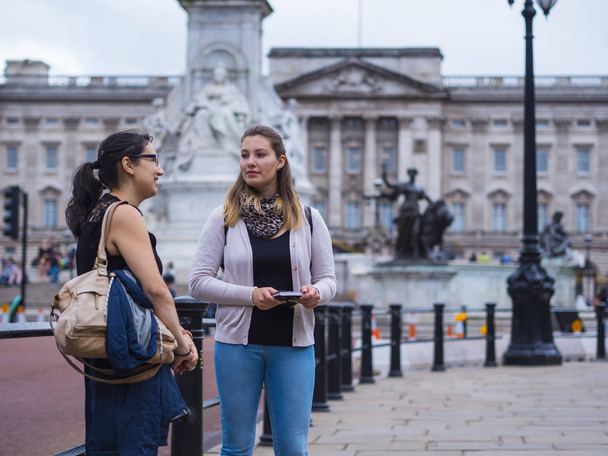 Two girls visit London and enjoy the trip and sightseeing - Foto, imagen