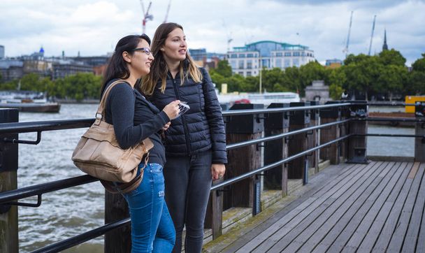 Two girls on a sightseeing trip to London - Photo, Image