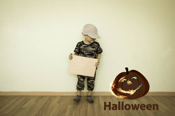 Halloween. boy at the wall with an empty - Foto, Imagen