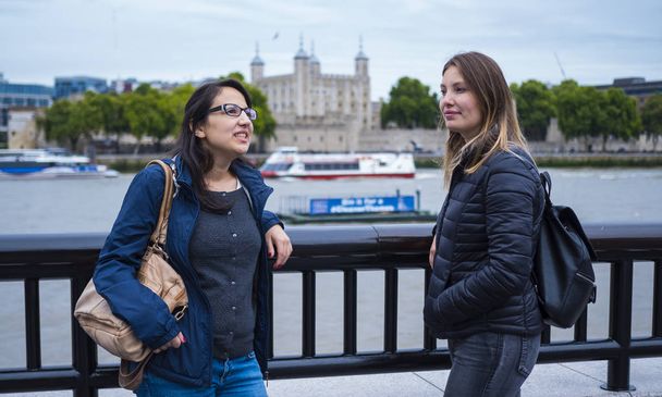 Two girlfriends travel to London - Фото, зображення