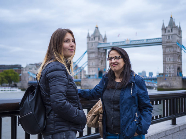 Two girls at the Tower Bridge in London - Φωτογραφία, εικόνα