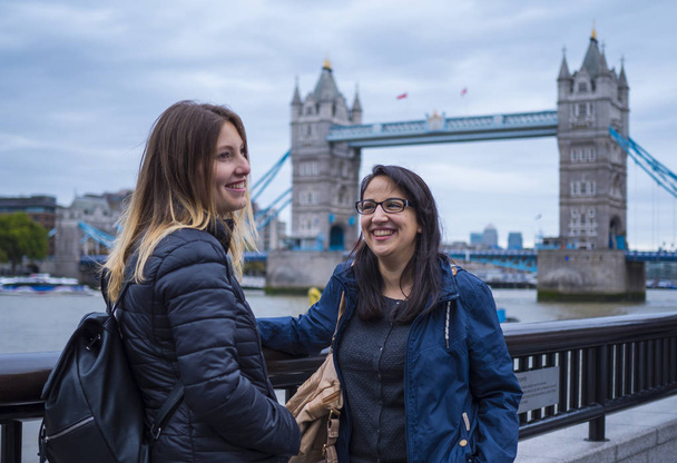 Two girlfriends travel to London - Foto, afbeelding