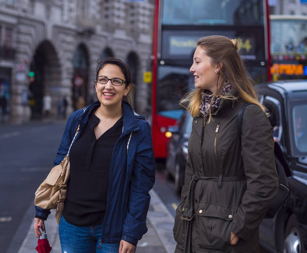 Two girls visit London and enjoy the trip and sightseeing - Zdjęcie, obraz