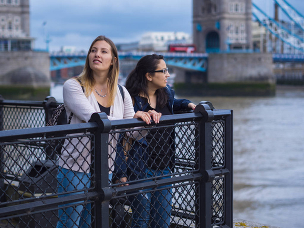 Two girls on a sightseeing trip to London - Valokuva, kuva