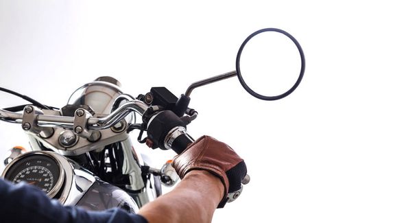 Mies moottoripyörällä valkoisella taustalla
 - Valokuva, kuva