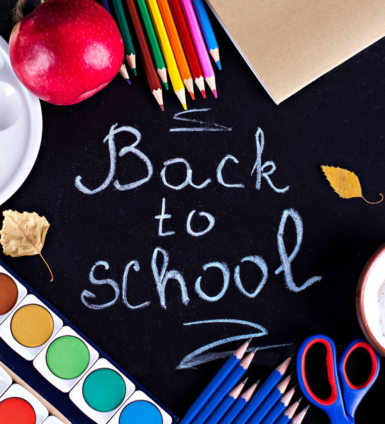  zwarte schoolbord en school bezittingen, office - Foto, afbeelding
