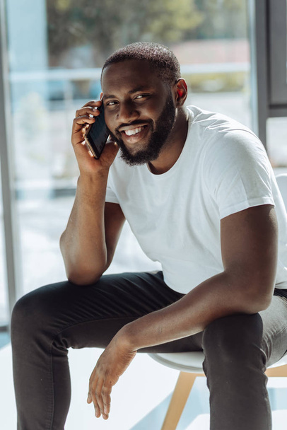 Joyful afrom american man talking on his phone - Foto, Imagem