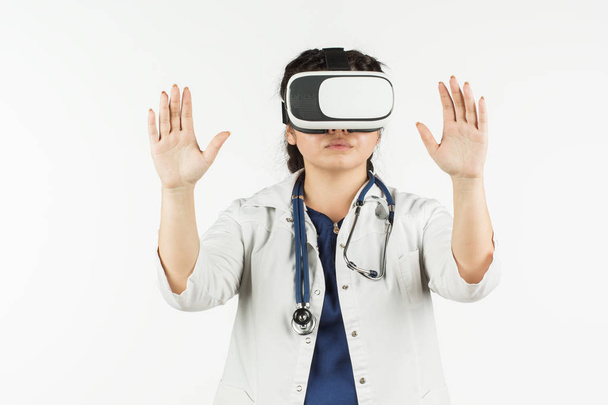 Mujer asiática doctora en gafas de realidad virtual. Auriculares VR para gl
 - Foto, imagen
