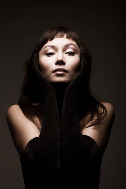 young woman over dark background - Fotografie, Obrázek