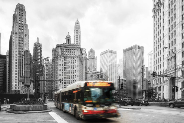 Чикаго, США - 17 июня 2017 года: Автобус едет в центр Чикаго. Чикаго является третьим по численности населения городом США с населением 2,7 миллиона человек (8,7 миллиона человек в его городской зоне).
). - Фото, изображение