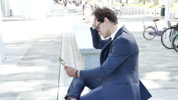Young business man doing videochat outdoor - Filmati, video