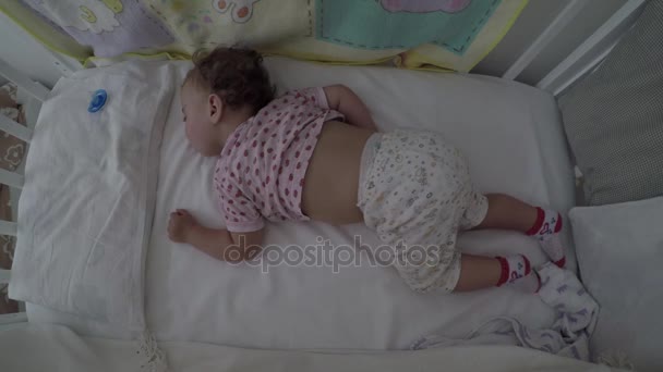 little child is sleeping in the crib timelapse - Séquence, vidéo