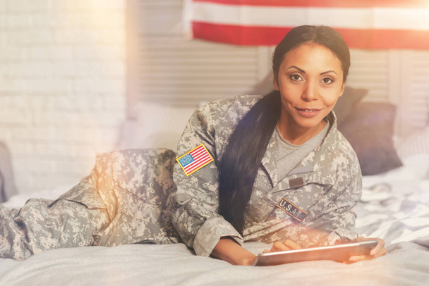 Gorgeous military woman posing with a tablet - Фото, изображение