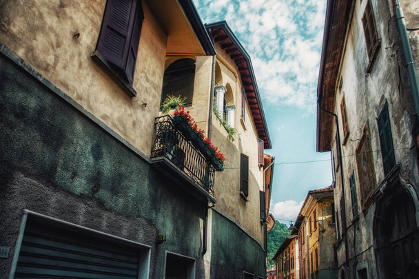 hautnah am traditionsreichen italienischen Gebäude - Foto, Bild