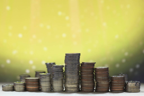 купа монет стоїть на золотому світлому фоні, концепція фінансового успіху
 - Фото, зображення