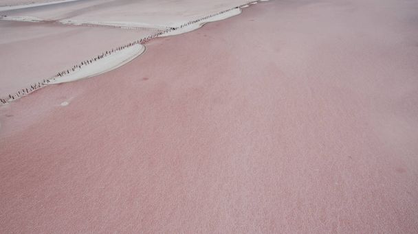 Kaunis suolainen vaaleanpunainen järvi näkymä ylhäältä
 - Valokuva, kuva