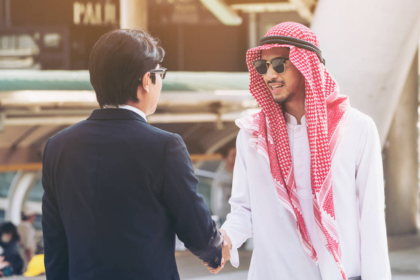 Arabská podnikatelé rukou třes, zahraniční obchod - Fotografie, Obrázek