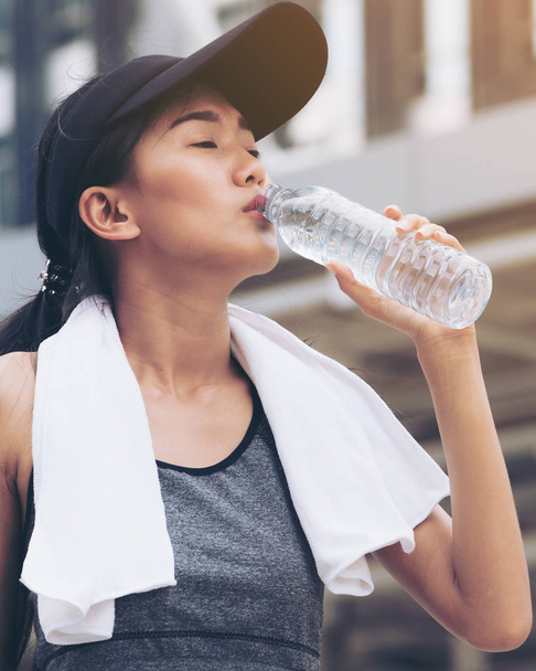 Αθλητισμός γυναίκα με πόσιμο νερό μπουκάλι - Φωτογραφία, εικόνα